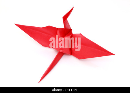 Portrait d'un oiseau origami rouge assis. Banque D'Images