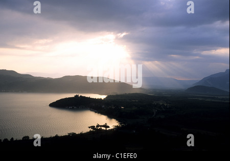 France, Savoie, Lac du Bourget pendant le coucher du soleil, le château de Châtillon Banque D'Images