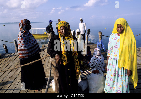 La Tanzanie, l'archipel de Zanzibar, l'île de Pemba Fundu Lagoon, le ponton, habitants du village de nearbouring Banque D'Images