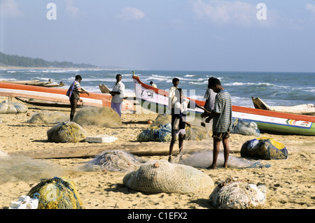 L'Inde, l'Etat du Tamil Nadu, retour de la pêche sur la plage de Mahabalipuram Banque D'Images