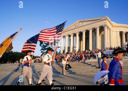 United States Washington DC Independance day le 4 juillet personnes reproduisant la fierté de l'indépendance en face de Jefferson Memorial Banque D'Images