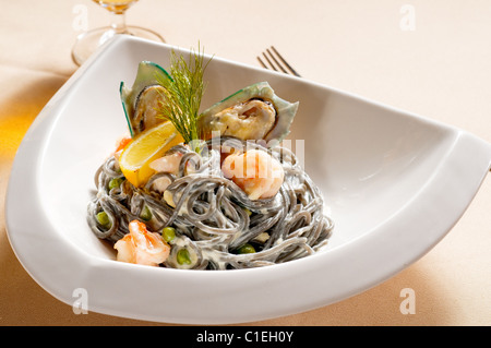 Des fruits de mer l'encre de seiche noire coulored pâtes spaghetti nourriture italienne tipycal Banque D'Images