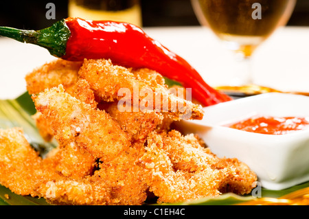 Frites fraîches crevettes buffalo avec un piment rouge sur le dessus et une sauce aigre-douce sur le côté dip Banque D'Images