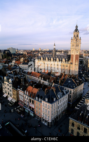 France, Nord, Lille, Grand Place (premier plan) et le beffroi de la Chambre de Commerce Banque D'Images