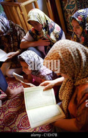 Turquie Istanbul centre historique classé au Patrimoine Mondial par l'UNESCO Corne d'Eyup Sultan Mosque District Eyup lecture femmes Banque D'Images