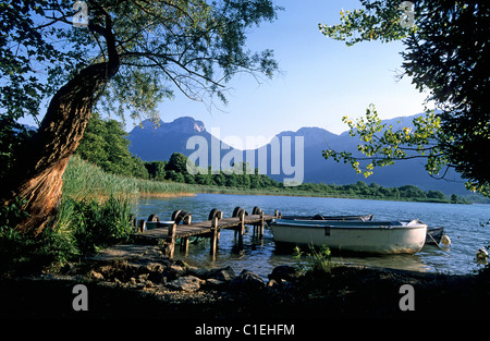 France, Haute Savoie, les petits bateaux sur le lac d'Annecy à un endroit froid, le bout du lac Banque D'Images