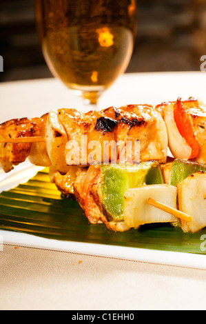 Brochettes de poulet et légumes frais sur une feuille d'un palmier thai style Banque D'Images