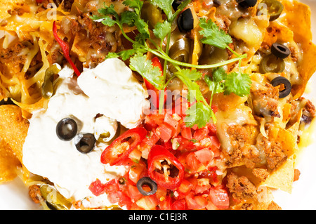 Nachos frais et une salade de légumes avec de la viande, du chili con carne, cuisine mexicaine typique Banque D'Images