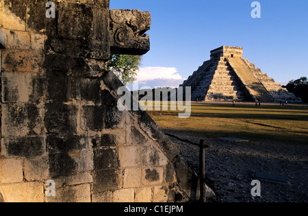 Le Mexique, l'état du Yucatan, Chichen Itza, site maya Kukulcan pyramide ou castillo Banque D'Images