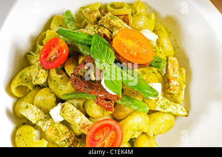 Pâtes fraîches lumaconi et sauce pesto de légumes et tomates séchées,cuisine italienne typique