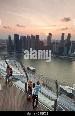 Les visiteurs donnent sur les toits de Singapour à partir de la plate-forme d'observation de la Marina Bay Sands SkyPark. Marina Bay, Singapour Banque D'Images