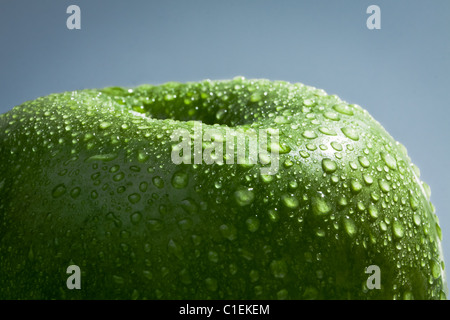 Green Apple couverts dans les gouttelettes d'eau Banque D'Images