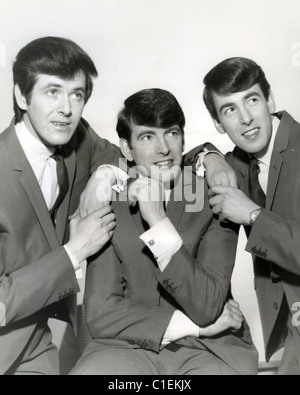 Le trio de musique irlandaise BACHELORS sur 1965 De gauche à droite : John Stokes, Con Closkey et Dec Closkey Banque D'Images