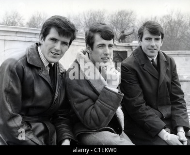 Le trio de musique irlandaise BACHELORS sur 1965 De gauche à droite : John Stokes, Dec Closkey, Con Closkey Banque D'Images