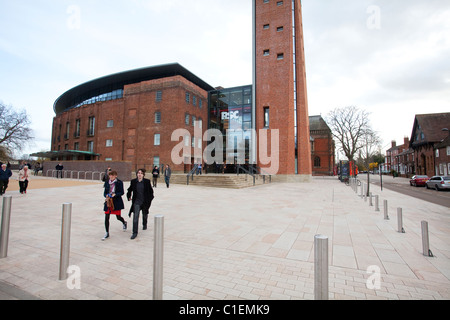 Les amateurs de théâtre laissez une représentation en matinée à la nouvelle ré-ouvert Royal Shakespeare Theatre à Stratford-Upon-Avon, Royaume-Uni. Banque D'Images