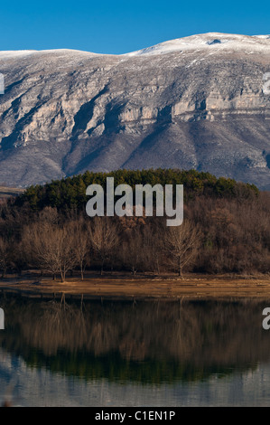 Reflet d'une montagne dans le lac de Peruca Banque D'Images