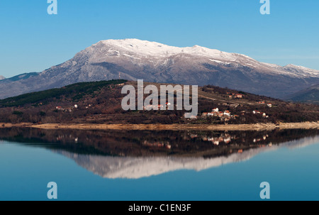 Reflet de la montagne Dinara dans le lac de Peruca Banque D'Images