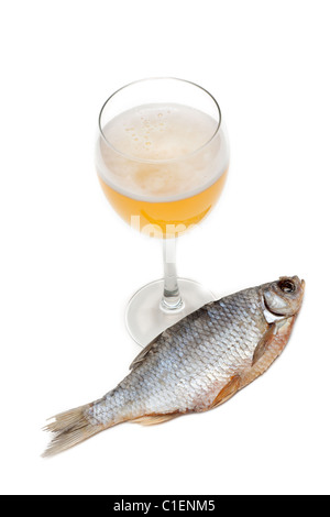 Gobelet de bière et de poisson sec isolé sur fond blanc Banque D'Images