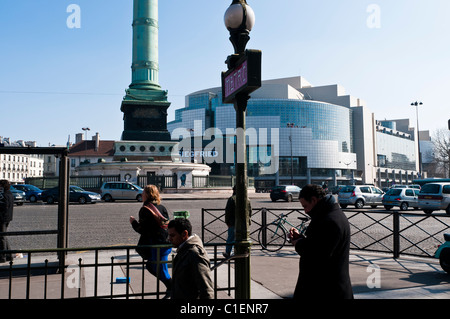 La place de la Bastille, Le Printemps à Paris, France. Banque D'Images