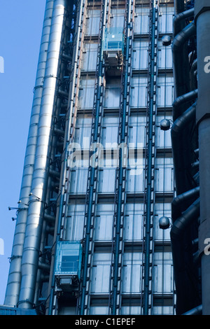 Ville de London , détail vue de la Lloyds building revêtu de métal à l'extérieur ou à l'extérieur, des ascenseurs en action - bleu ciel du printemps Banque D'Images
