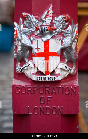 Bollard en livrée de Corporation de Londres avec le blason inscrit Domine Dirige Nos , Seigneur de nous guider , épée de St Paul Banque D'Images