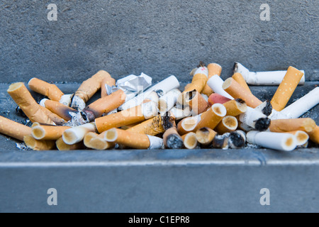 Ville de Londres , à l'extérieur cendrier typique immeuble de bureau débordant de cigarette de mais Banque D'Images