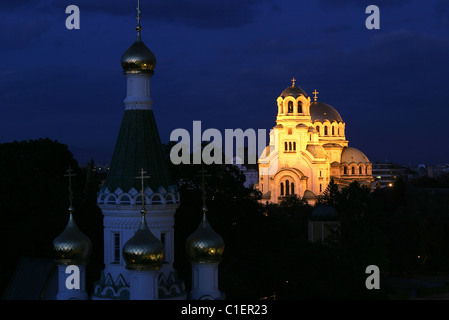 La ville de Sofia, Bulgarie, la cathédrale Alexandre Nevski et l'église russe St Nicolas Banque D'Images