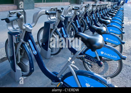 Ville de London , Moorgate station , Boris ' s ou location de vélos Barclays , location de transport ou des cycles, se dresse en attente de riders Banque D'Images