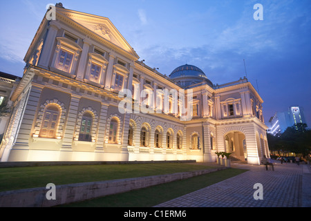 Le Musée National de Singapour, Singapour illuminée au crépuscule Banque D'Images