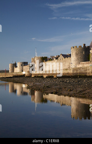 Les murs de la ville historique de Caernarfon reflète dans River Seiont, Caernarfon, Pays de Galles, Royaume-Uni Banque D'Images