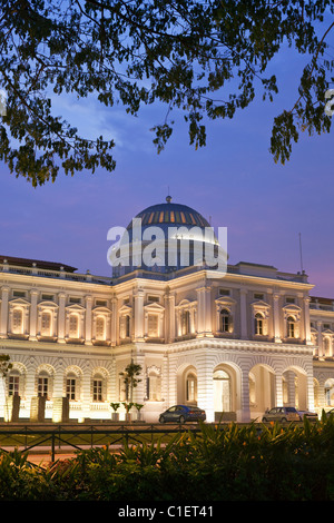 Le Musée National de Singapour, Singapour illuminée au crépuscule Banque D'Images