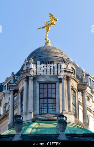 City of London Bank of England, détail du toit de la tour du Sud-Ouest du dôme ou de la rotonde sculpture ou statue de la figure ailée d'or Threadneedle Street Banque D'Images