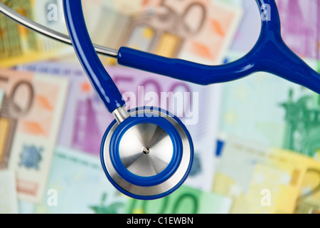 De nombreux billets en euro avec un stéthoscope. Les coûts de la santé. Banque D'Images