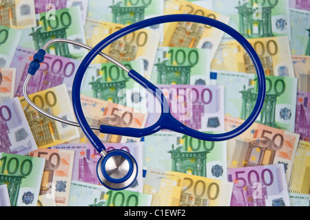 De nombreux billets en euro avec un stéthoscope. Les coûts de la santé. Banque D'Images