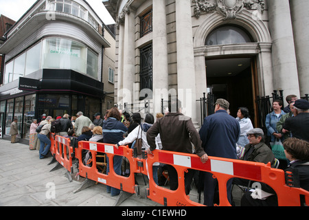 En dehors de la file d'attente des clients de la banque Northern Rock Direction générale de Golders Green, London NW11, England, UK. Photo:Jeff Gilbert Banque D'Images