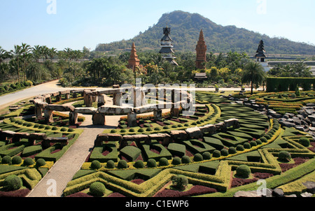 Nong Nooch parc en Thaïlande, des arbustes poussent dans les figures géométriques Banque D'Images