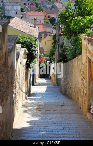 Voir dans une petite rue pavée en Mali Losinj, Croatie Banque D'Images