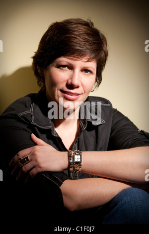 Portrait d'une jolie jeune femme souriant à la caméra. Banque D'Images