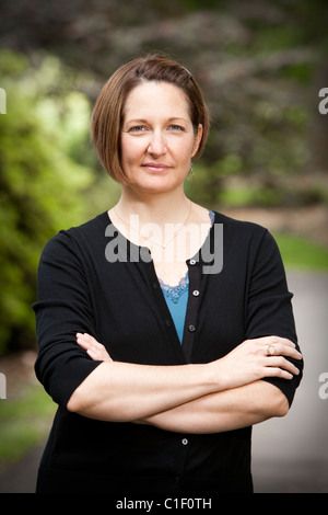 Portrait d'un certain jeune femme debout dans un parc. Banque D'Images