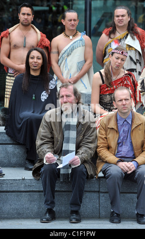 Pete Postlethwaite Festival Origines des Premières Nations - photocall tenue à l'écope, Acteur Plus Londres pose avec 21-strong Banque D'Images