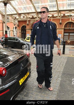 Angleterre cricketer Kevin Pietersen arrive à son hôtel à une Ferrari noire Londres, Angleterre - 04.05.09 WENN.com Banque D'Images