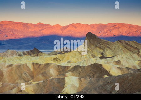 Manly Beacon lever du soleil Zabriskie point, four creek, Death Valley National Park, Californie, États-Unis Banque D'Images