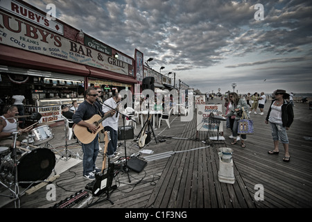 Musiciens qui jouent sur la promenade à Coney Island, New York Banque D'Images