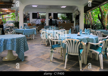 Le restaurant en plein air à l'intérieur de la La Vvanille Crocodile Park, Rivères des anguilles, Savanne, Maurice. Banque D'Images