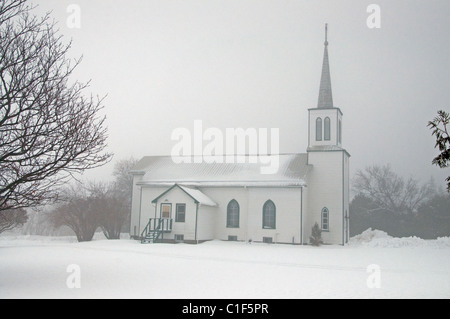 L'église anglicane St. Paul dans le brouillard, Manitowaning, Ontario, Canada. Banque D'Images