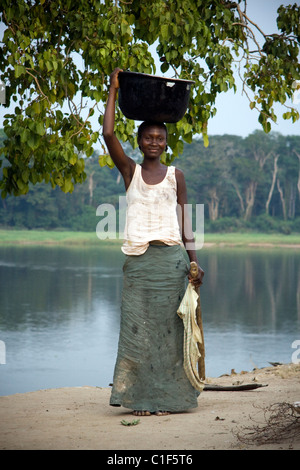 Une femme congolaise , Oubangui, Betou, République du Congo Banque D'Images