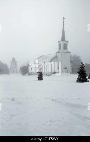 L'église anglicane St. Paul dans le brouillard, Manitowaning, Ontario, Canada. Banque D'Images