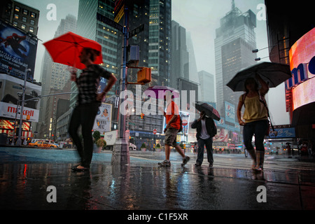 Les gens avec des parasols sur Time Square, New York, sous la pluie Banque D'Images