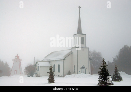 L'église anglicane St. Paul dans le brouillard, Manitowaning, Ontario, Canada. Banque D'Images