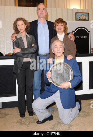 John Cleese, Connie Booth, Prunella Scales et Andrew Sachs Fawlty Towers : rouvert - lancement presse la tenue militaire et naval Banque D'Images